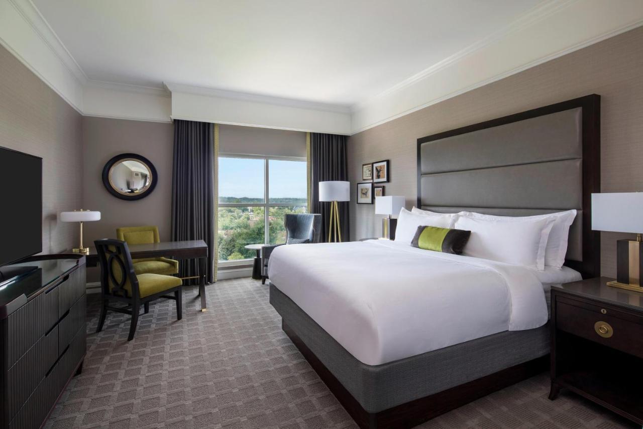Deluxe Guest room 1 King,1356347057:JPEG